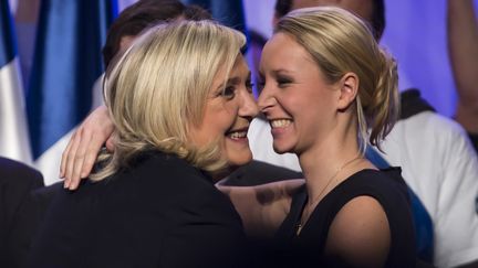 La présidente du Front national (FN), Marine Le Pen, et la députée FN du Vaucluse, Marion Maréchal-Le Pen, lors d'un meeting à Paris, le 10 décembre 2015. (MAXPPP)