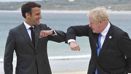 Le président français Emmanuel Macron et Boris Johnson, le Premier ministre britannique, à Carbis Bay (Royaume-Uni), le 11 juin 2021. (LEON NEAL / GETTY IMAGES / AFP)