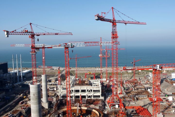 Le chantier de l'EPR le 11 octobre 2008, après la reprise des opérations de bétonnage.&nbsp; (KENZO TRIBOUILLARD / AFP)