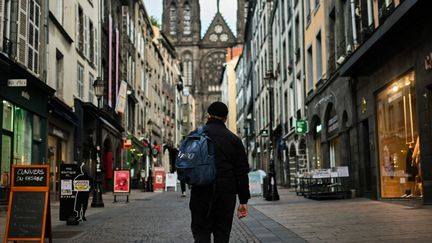 Un homme dans une rue de Clermont-Ferrand (Puy-de-Dôme), le 2 février 2022. (ADRIEN FILLON / HANS LUCAS / AFP)