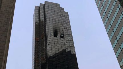 La façade de la Trump Tower de New York (Etats-Unis) après un incendie, le 7 avril 2018. (CATHERINE KOPPEL / REUTERS)