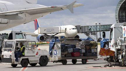 Le sans-papier, convoy&eacute; par la police depuis le Centre de r&eacute;tention administrative de Vincennes, devait prendre un avion &agrave; Roissy (photo) pour l'Alg&eacute;rie. (KENZO TRIBOUILLARD / AFP)