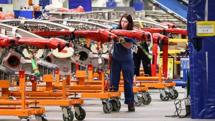 Une employée sur un site de production d'Airbus, à Toulouse (Haute-Garonne), le 21 octobre 2022. (CHARLY TRIBALLEAU / AFP)