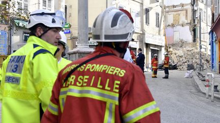 Des sauveteurs interviennent sur le site de l'effondrement de deux immeubles qui se sont effondrés, le 5 novembre 2018, à Marseille. (GERARD JULIEN / AFP)