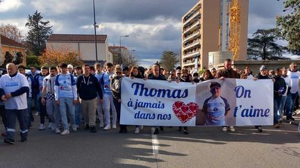 Quelque 6000 personnes se sont réunies à Romans-sur-Isère pour rendre hommage à Thomas, un adolescent tué dans le village de Crépol, le 22 novembre 2023. (DAMIEN TRIOMPHE / FRANCE BLEU DR?ME-ARD?CHE)