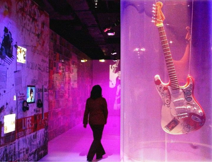 Une réplique de la guitare avait déjà été exposée lors d'une exposition célébrant les 60 ans de la naissance d'Hendrix, au parc de la Vilette à Paris en 2002
 (REMY DE LA MAUVINIERE/AP/SIPA)