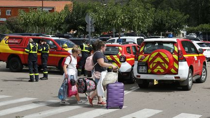 Des touristes en train de quitter le camping "Le Sagone" à&nbsp;Vico,&nbsp;jeudi 18 août 2022. (PASCAL POCHARD-CASABIANCA / AFP)