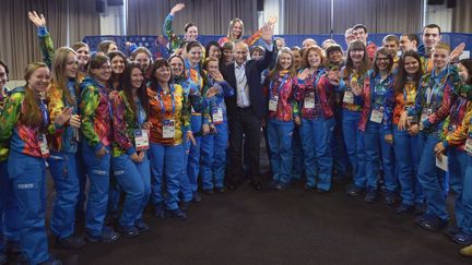 Le pr&eacute;sident russe Vladimir rencontre des jeunes volontaires de diff&eacute;rents pays qui participeront aux jeux Olympiques de Sotchi - le 17 janvier 2014&nbsp; (ALEXEY NIKOLSKY / RIA NOVOSTI / AFP)