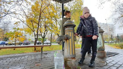 Des habitantes de Kiev tentent de récupérer de l'eau sur la seule pompe encore fonctionnelle de leur quartier, en novembre 2022. (GILLES GALLINARO / RADIO FRANCE)