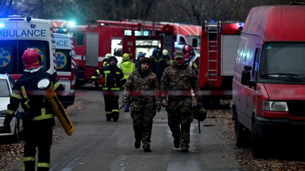 Les secours ukrainiens dans le centre de Kiev, où un fragment de missile russe est tombé, le 15 novembre 2022.&nbsp; (SERGEI SUPINSKY / AFP)