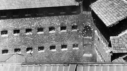 Une mutinerie éclate, le 27 juillet 1974, à&nbsp;la prison de la Santé à Paris.&nbsp;Depuis une semaine, une quarantaine de prisons françaises vivaient au rythme des révoltes de détenus. (AFP)
