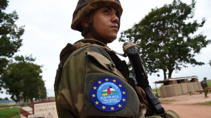 Un soldat de la mission EUFOR-RCA de l'Union européenne, le 1er mai 2014, à Bangui (Centrafrique). (ISSOUF SANOGO / AFP)