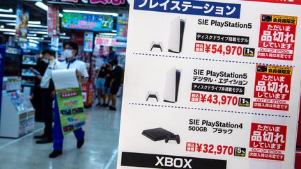 Le 28 juin 2022 à Tokyo, une affiche dans un magasin de console informe les clients de la pénurie de consoles de jeux vidéos, dont le dernier modèle de Sony : la Playstation 5. (PHILIP FONG / AFP)