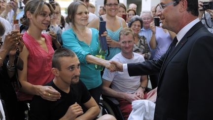 Fran&ccedil;ois Hollande aupr&egrave;s de soldats bless&eacute;s &agrave; l'h&ocirc;pital Percy, &agrave; Clamart, le 29 mai 2012. (PHILIPPE WOJAZER / POOL)