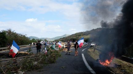 Des contre-manifestants occupent un barrage tenu la veille par des militants kanaks, le 9 décembre 2020, à&nbsp;Païta, en Nouvelle-Calédonie. (THEO ROUBY / HANS LUCAS / AFP)