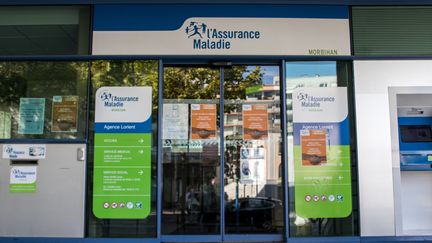 L'entrée des bureaux de l'Assurance-maladie à Lorient (Morbihan), le 13 août 2019. (MAUD DUPUY / HANS LUCAS / AFP)