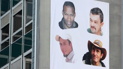 Une affiche, expos&eacute;e sur un immeuble de N&icirc;mes le 17 janvier 2012, r&eacute;clame la lib&eacute;ration de quatre otages d&eacute;tenus au Sahel. (PASCAL GUYOT / AFP)