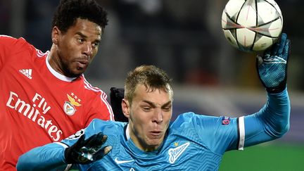 Le défenseur de Benfica prend le dessus d'Artem Dzyuba du Zenith St-Petersbourg (KIRILL KUDRYAVTSEV / AFP)