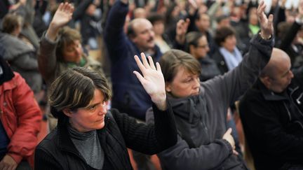 Des employ&eacute;s de Gad SAS&nbsp;votent pour lever ou poursuivre leur blocus sur le site de&nbsp;Lampaul-Guimiliau (Finist&egrave;re), le 31 octobre 2013. (JEAN-SEBASTIEN EVRARD / AFP)