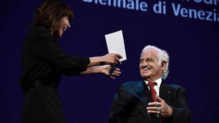 Sophie Marceau vient embrasser Jean-Paul Belmondo, lauréat d'un Lion d'or pour l'ensemble de sa carrière, à la Mostra de Venise, le 8 septembre 2016
 (Tiziana Fabi / AFP)