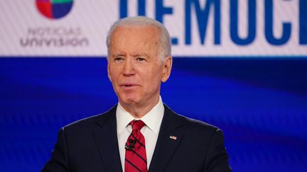 Le candidat à la primaire démocrate Joe Biden, le 15 mars 2020 lors d'un débat télévisé face à son rival Bernie Sanders. (MANDEL NGAN / AFP)