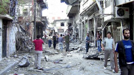 Une rue bombard&eacute;e dans une ville situ&eacute;e dans les environs de Damas (Syrie), photographi&eacute;e par l'opposition syrienne le 8 ao&ucirc;t 2012. ( SHAAM NEWS NETWORK / AFP)