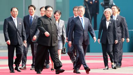 Le leader nord-coréen, Kim Jong-un, et le président sud-coréen, Moon Jae-in, le 27 avril 2018 à Panmunjom (Corée du Sud). (EYEPRESS NEWS / AFP)