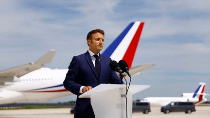 Emmanuel Macron sur le tarmac d'Orly, le 14 juin 2022. (GONZALO FUENTES / POOL)