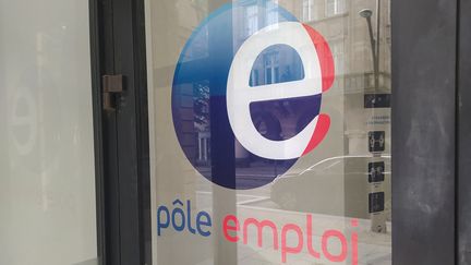 Le logo de Pôle emploi sur une agence à Metz (Moselle). (NATACHA KADUR / RADIOFRANCE)