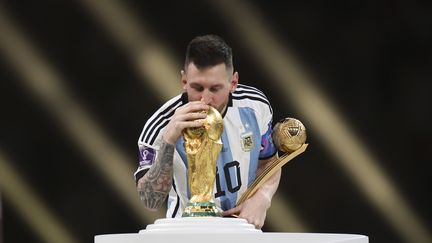 Lionel Messi embrasse la coupe du monde. (CAO CAN / XINHUA)