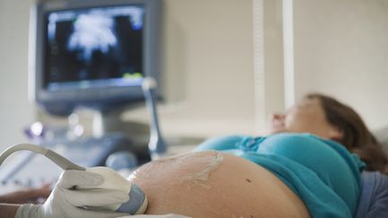 Une Su&eacute;doise a donn&eacute; naissance &agrave; un b&eacute;b&eacute; apr&egrave;s avoir&nbsp;subi une transplantation d'ut&eacute;rus, a r&eacute;v&eacute;l&eacute; la revue m&eacute;dicale "The Lancet", le 4 octobre 2014 (photo d'illustration). ( GETTY IMAGES )