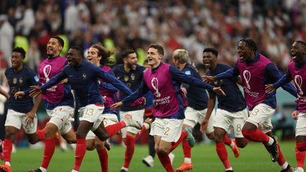 La joie des joueurs de l'équipe de France après leur victoire contre l'Angleterre en quarts de finale de la Coupe du monde au Qatar, le 10 décembre 2022. (ADRIAN DENNIS / AFP)