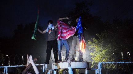 Des drapeaux am&eacute;ricains ont &eacute;t&eacute; br&ucirc;l&eacute;s devant le consulat des Etats-Unis &agrave; Lahore (Pakistan) le 17 septembre 2012, la capitale &eacute;conomique du pays. (ARIF ALI / AFP)