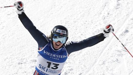 Maria Therese Tviberg célèbre sa victoire lors de l'épreuve parallèle des Mondiaux de ski alpin, le 15 février 2023 à Méribel. (GUILLAUME HORCAJUELO / EPA)