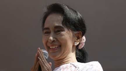 Aung San Suu Kyi prononce un discours à Rangoun (Birmanie), le 9 novembre 2015. (JORGE SILVA / REUTERS)