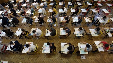 Des lycéens passent une épreuve du baccalauréat, le 18 juin 2018.&nbsp; (FREDERICK FLORIN / AFP)