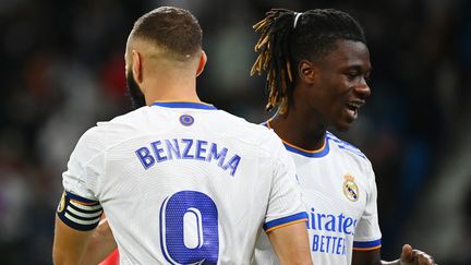 Karim Benzema et Eduardo Camavinga avec le Real Madrid, le 22 septembre 2021. (GABRIEL BOUYS / AFP)