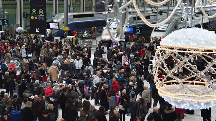 Les passagers gare de Lyon à Paris, le 20 décembre 2014. (DOMINIQUE FAGET / AFP)