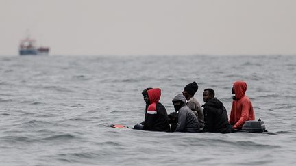 Des migrants tentent de traverser la Manche à bord d'une embarcation, entre Sangatte (Pas-de-Calais) et Cap Blanc-Nez, le 27 août 2020. (SAMEER AL-DOUMY / AFP)