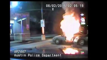 Une grosse d&eacute;flagration venant de la voiture, le conducteur &agrave; l'int&eacute;rieur sur un parking, le 2 juin 2015 &agrave; Austin (Texas)&nbsp; (KXAN / YOUTUBE)