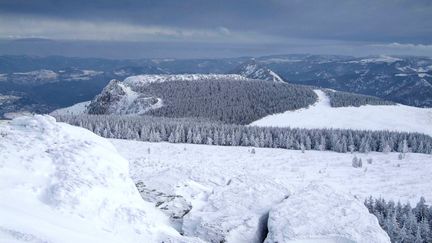 Les montagnes de l'Ard&egrave;che, sous la neige, le 5 janvier 2006. (PHILIPPE BOUSSEAUD / BIOSPHOTO / AFP)