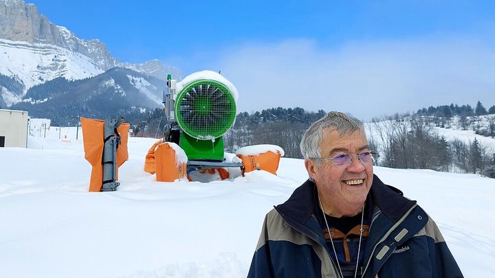 Bernard Freydier défend la pratique du ski dans la station. (BENJAMIN ILLY / RADIO FRANCE / FRANCE INFO)