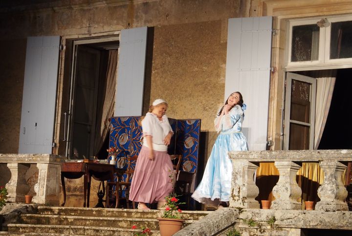 Patricia Margot (à gauche) dans le rôle de Dorine dans "Le Tartuffe" de Molière. (FRANCEINFO)