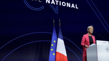 La Première ministre, Elisabeth Borne, prononce un discours à la tribune du conseil national du parti Renaissance à Paris, le 15 avril 2023. (THOMAS SAMSON / AFP)