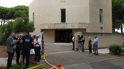 Des incendies et une explosion se sont produits devant la synagogue de La Grande-Motte, dans l'Hérault, le 24 août 2024. (PASCAL GUYOT / AFP)