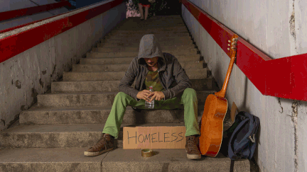 Un musicien sans-abris dans un escalier. Photo d'illustration. (GETTY IMAGES)