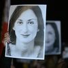 En novembre 2019, des milliers de personnes défilent dans les rues de La Valette (Malte), un portrait de Daphne Caruana Galizia à la main. (MATTHEW MIRABELLI / AFP)