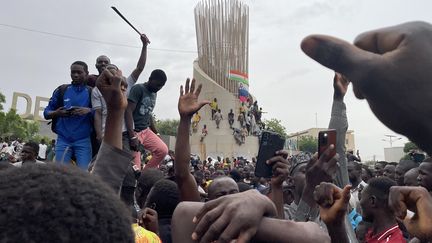 Des Nigériens manifestent leur soutien aux militaires putschistes, le 27 juillet 2023, à Niamey. (AFP)