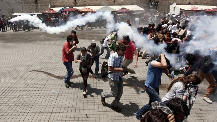 La police disperse des manifestants avec des gaz lacrymog&egrave;nes, &agrave; Istanbul (Turquie), le 31 mai 2013. (OSMAN ORSAL / REUTERS)