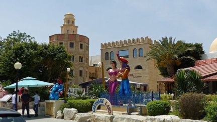 Le bon goût n’est pas toujours au rendez-vous à Yasmine Hammamet. Exemple : le Carthage Land, officiellement «le premier parc d’attraction thématique en Tunisie et en Afrique du Nord», en retrait de la plage. L’ensemble fait un peu carton-pâte. Un tel urbanisme avait du succès il y a 20 ans. Aujourd'hui, pas sûr que les touristes apprécient encore... (FTV - Laurent Ribadeau Dumas)